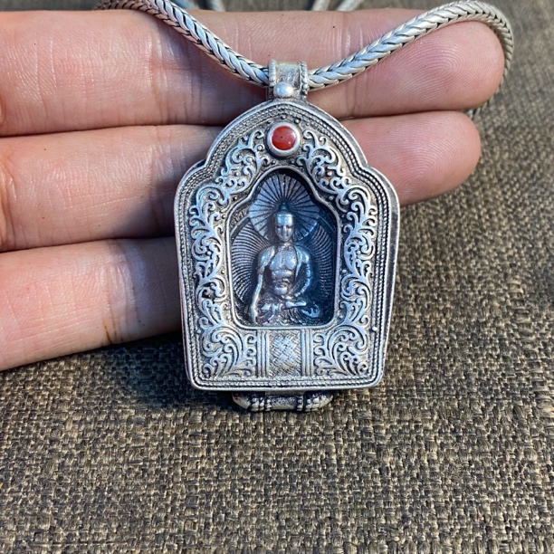藏银释迦摩尼嘎乌盒带银链子挂件