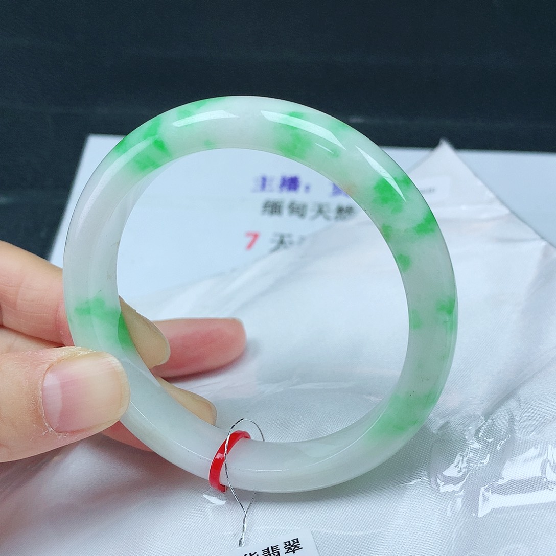 翡翠手镯未镶嵌56圈