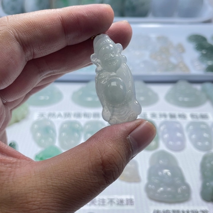 翡翠未镶嵌颈饰财神