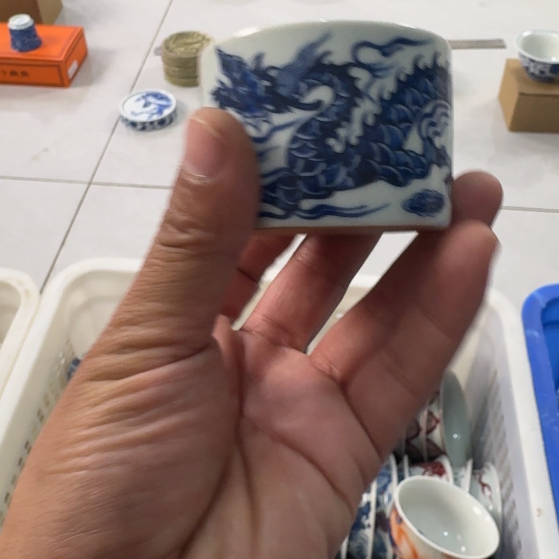 陶摆件青花铠甲龙小直口杯