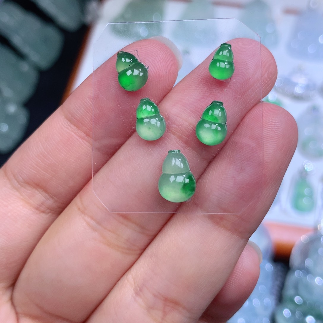 翡翠未镶嵌颈饰葫芦