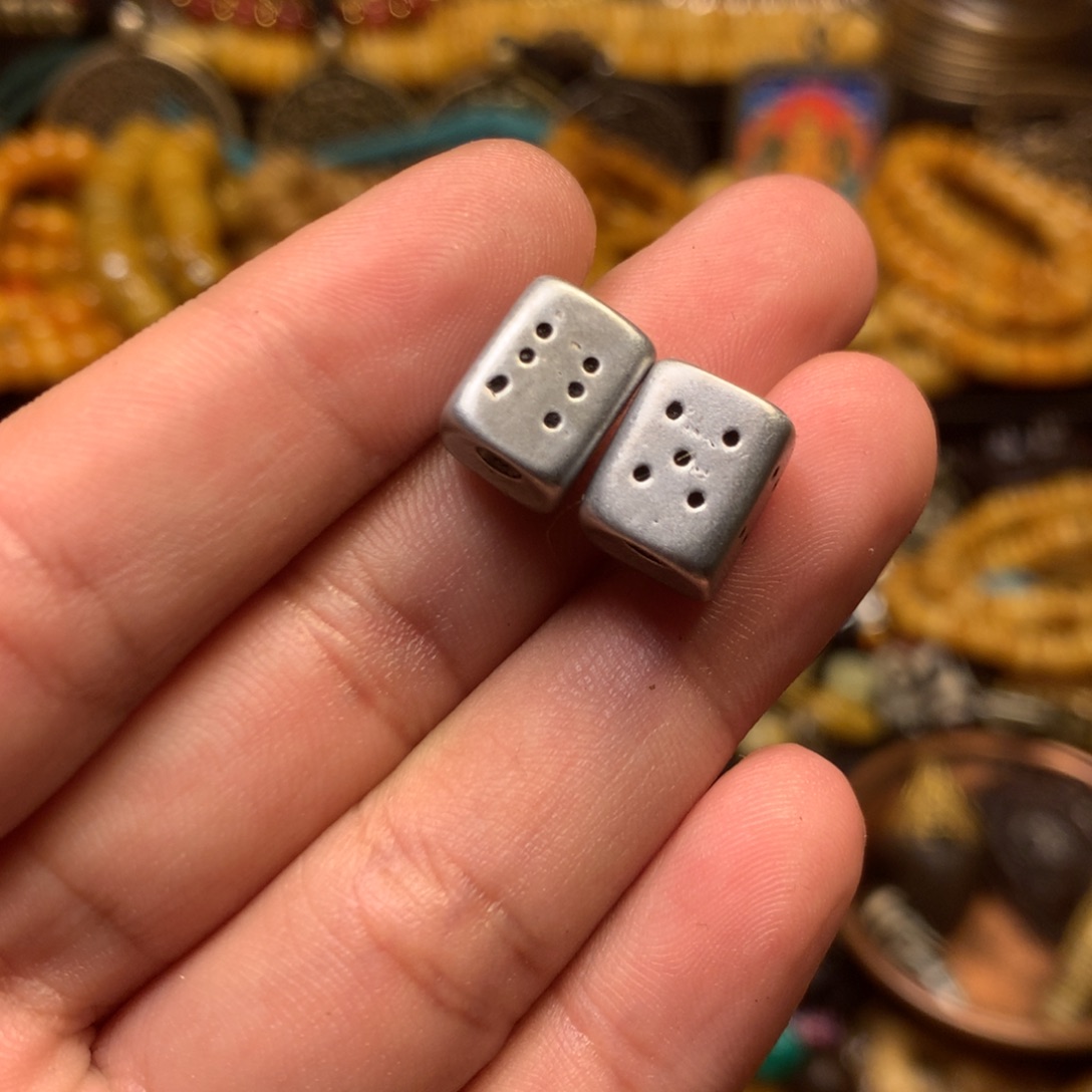 泥塑娘啦擦擦骰子