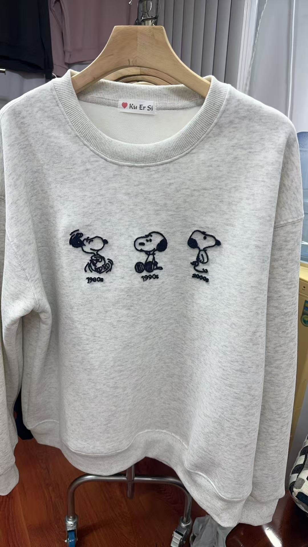 2025冬季新款拱桥绣小狗加绒卫衣