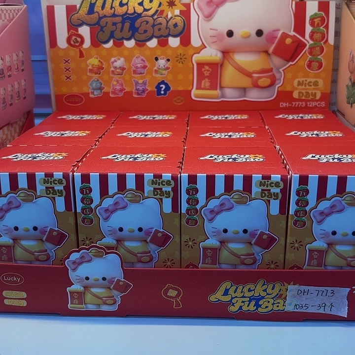 十二个装凯蒂红色系