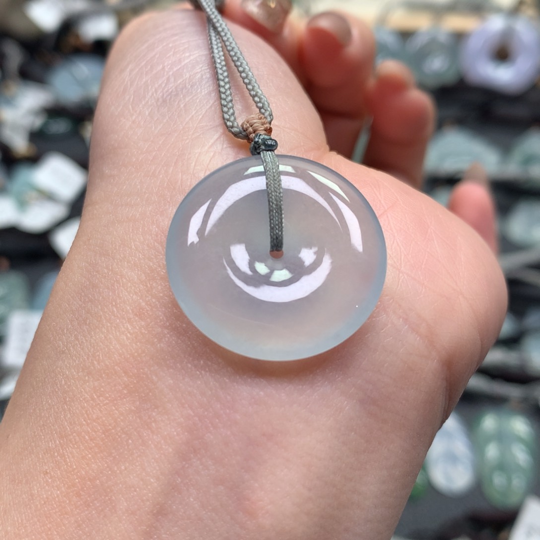 翡翠颈饰未镶嵌平安扣