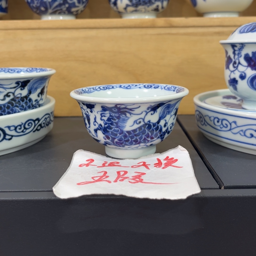 手绘仿元缠枝麒麟小压手