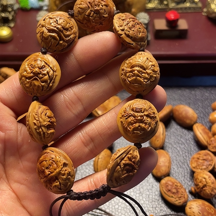 大桃核雕刻瑕疵钟馗头