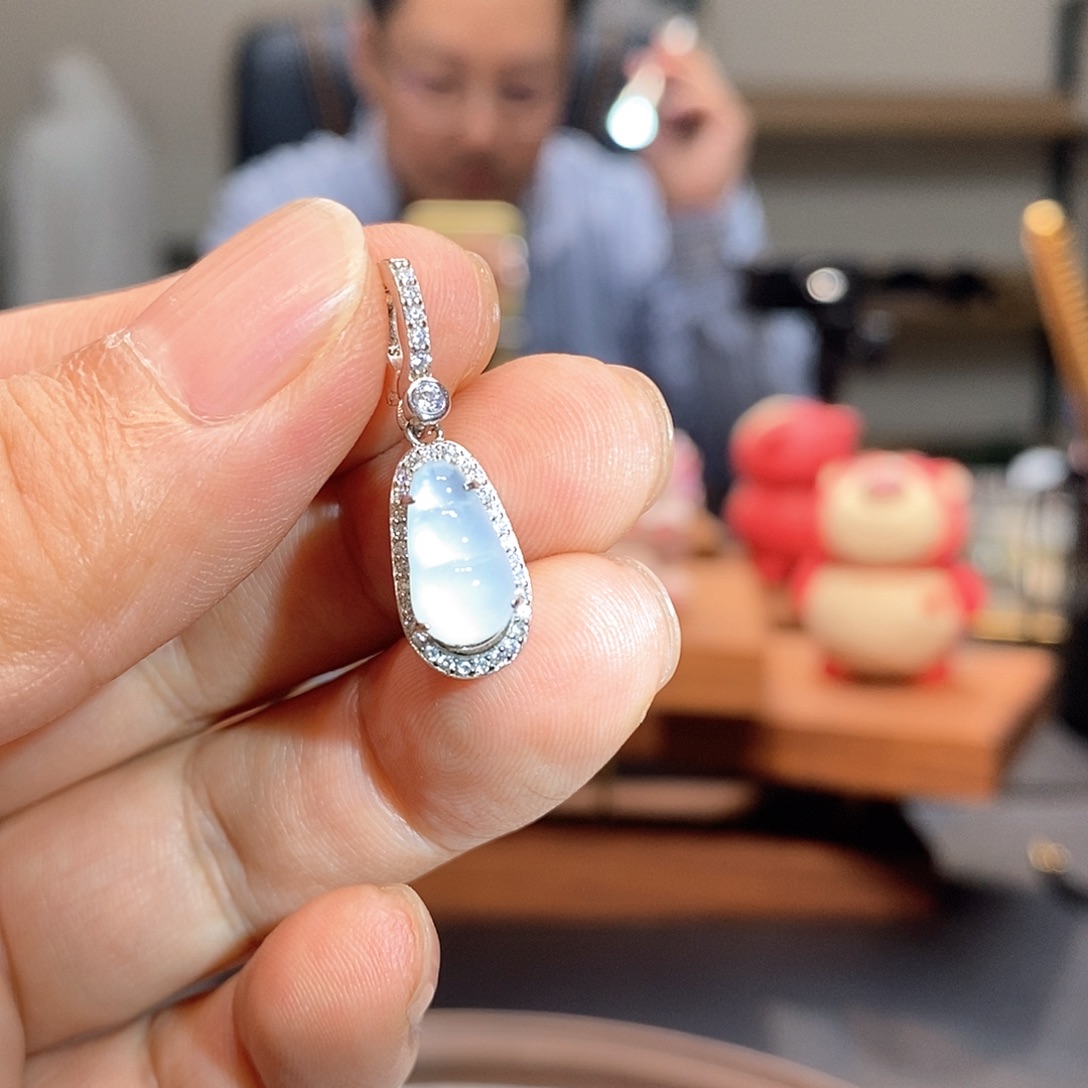 翡翠银S925镶嵌颈饰福豆