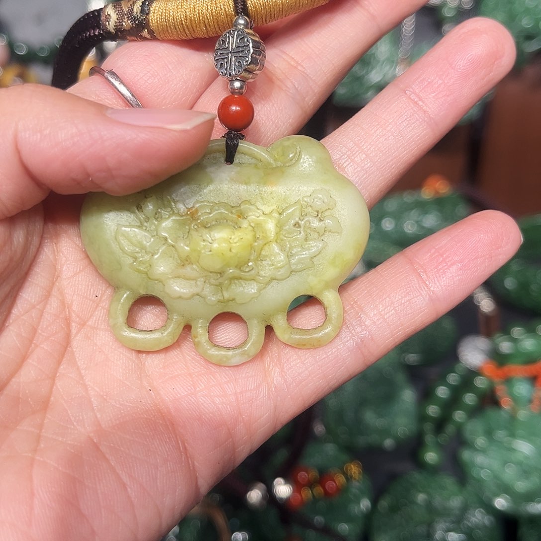 颈饰未镶嵌和田玉（糖玉）