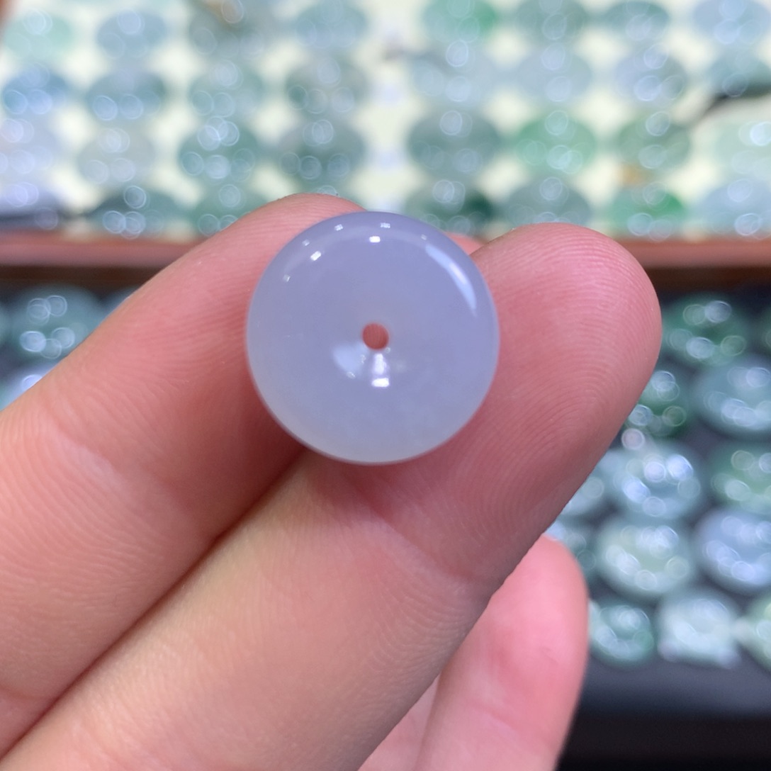 翡翠颈饰未镶嵌平安扣