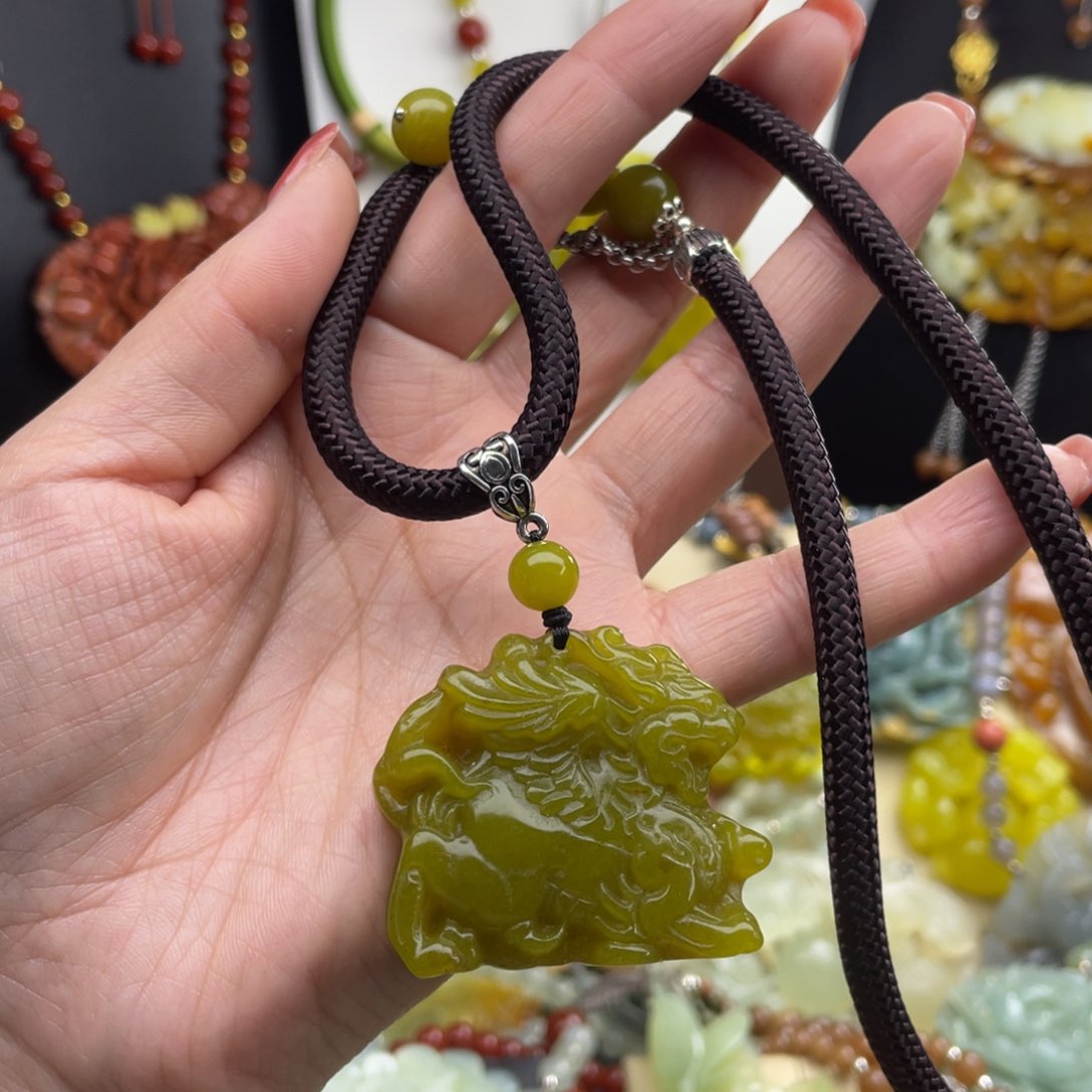 未镶嵌蛇纹石玉颈饰