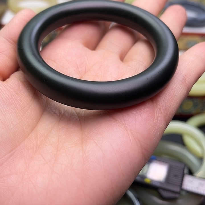 顺***利和田玉未镶嵌手镯新疆老料收藏级55塔青