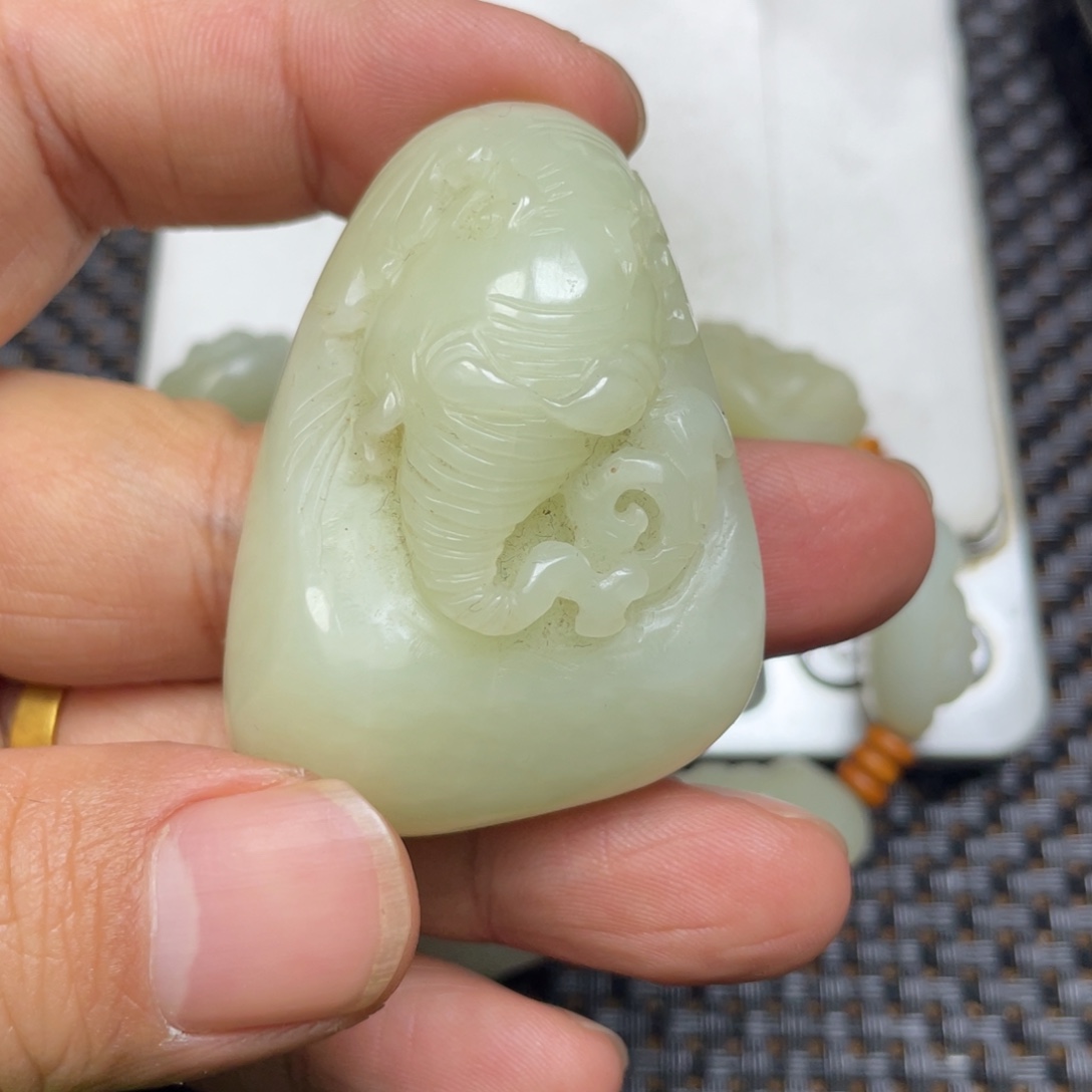 骑***女和田玉未镶嵌颈饰