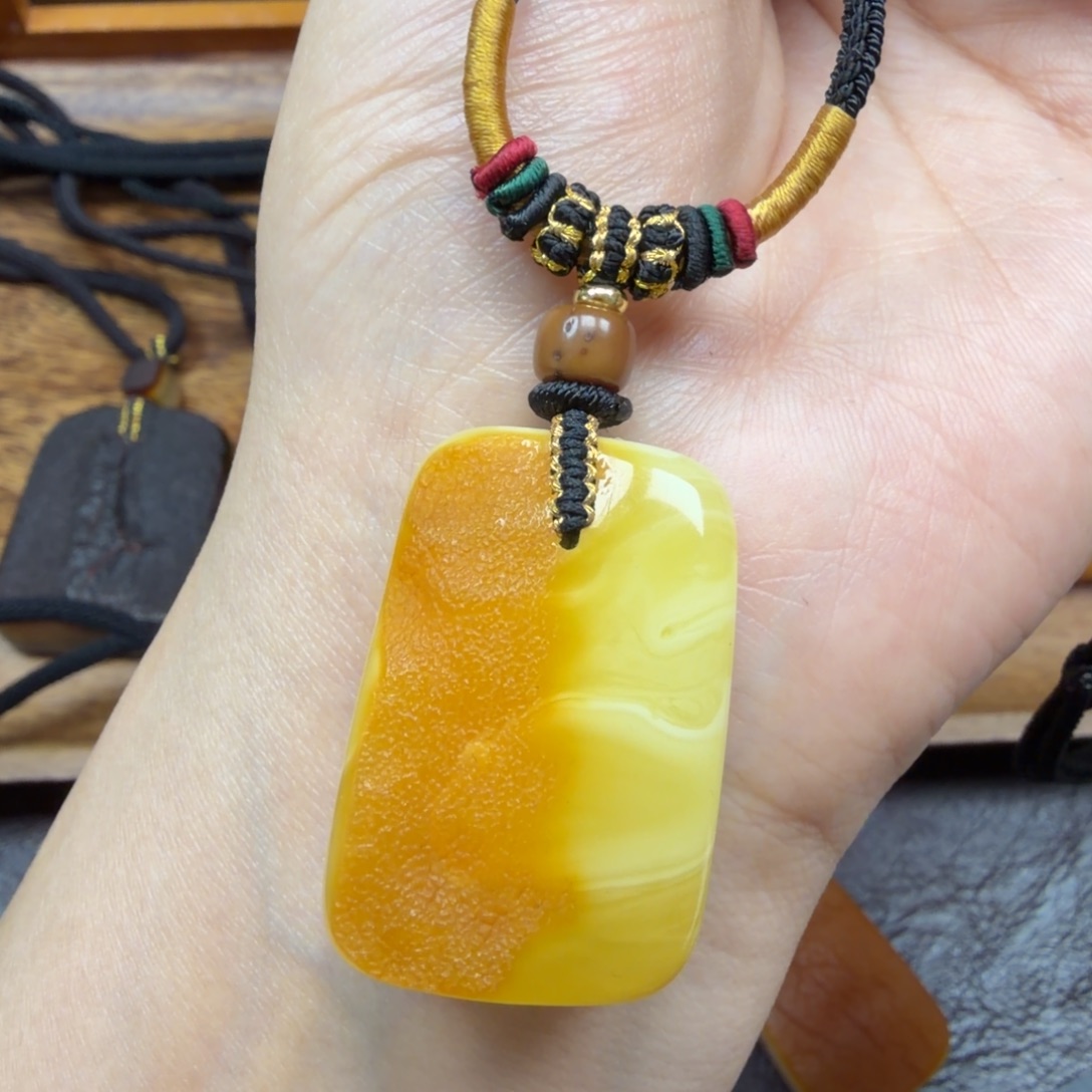 琥珀未镶嵌吊坠(赠链)