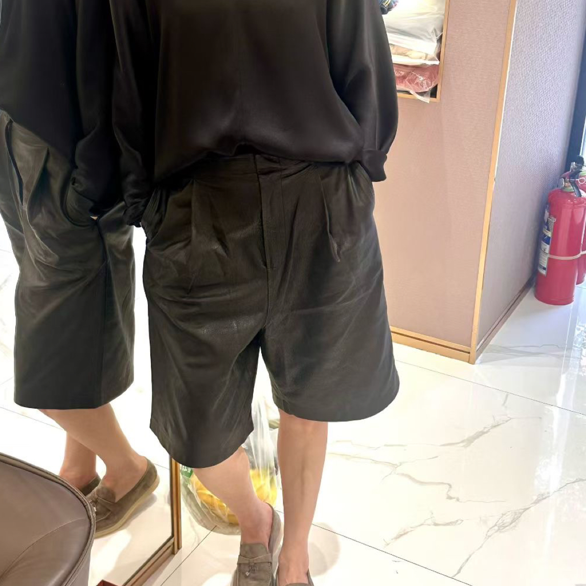 依柏杉新款黑色皮半裤