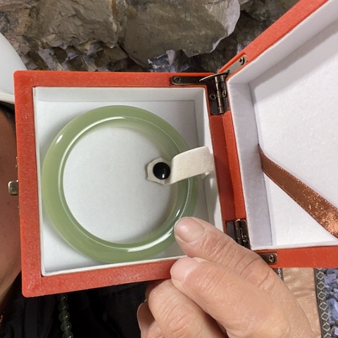 蛇纹石玉颈饰未镶嵌