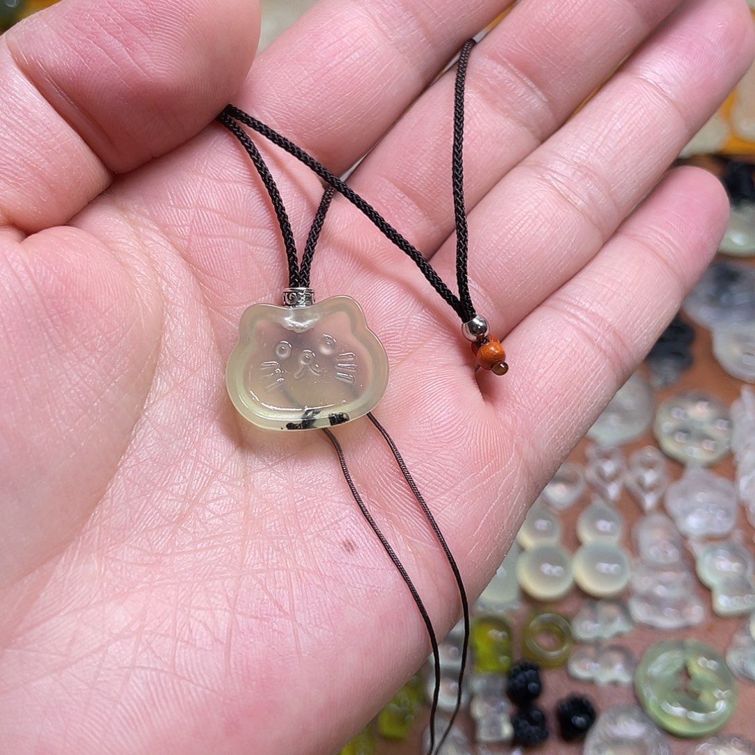 蛇纹石玉吊坠未镶嵌小**师