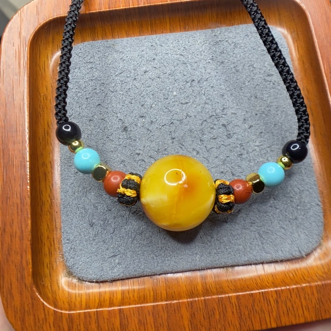 *****蜜蜡未镶嵌颈饰郎