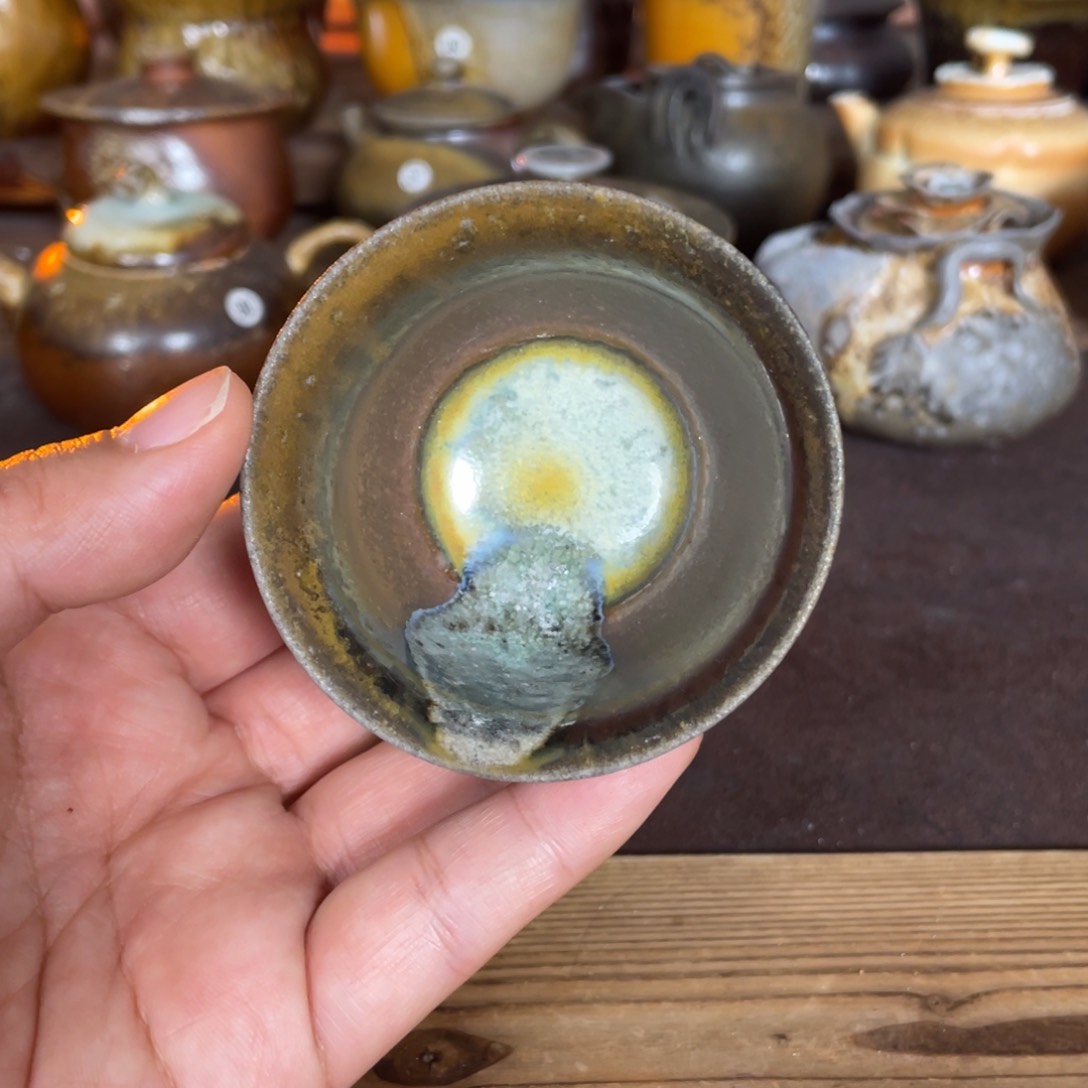 铃铛杯。 陶泥。  柴烧。  