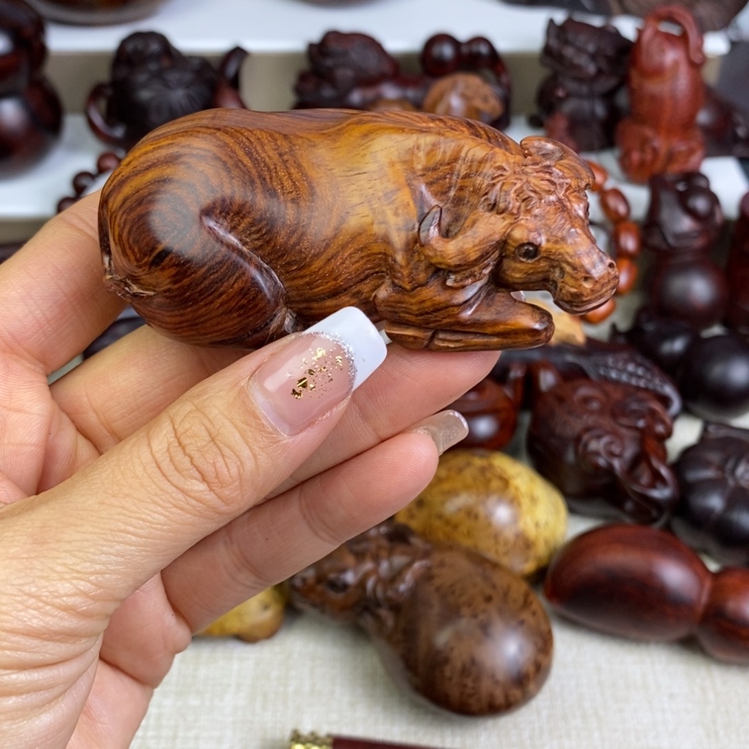 星***7木黄花梨手把牛手把件