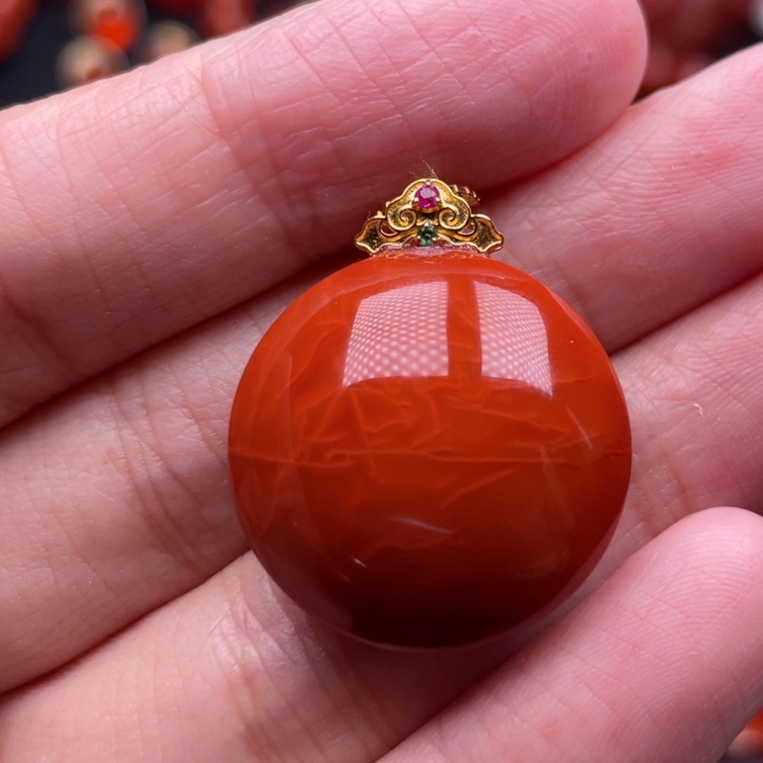 南红玛瑙18K金镶嵌珠宝奇石圆牌吊坠