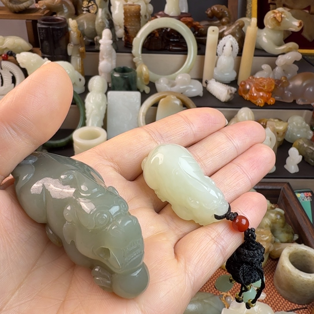 时***苒和田玉未镶嵌颈饰