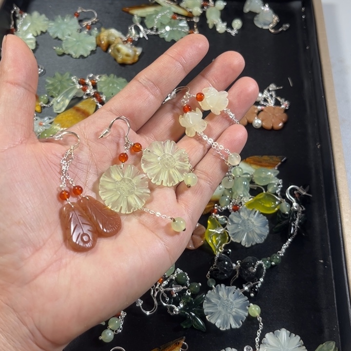 蛇纹石玉未镶嵌耳饰