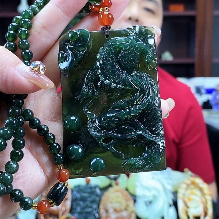 蛇纹石玉吊坠未镶嵌