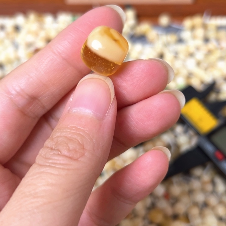 蜜蜡未镶嵌裸石14mm一个