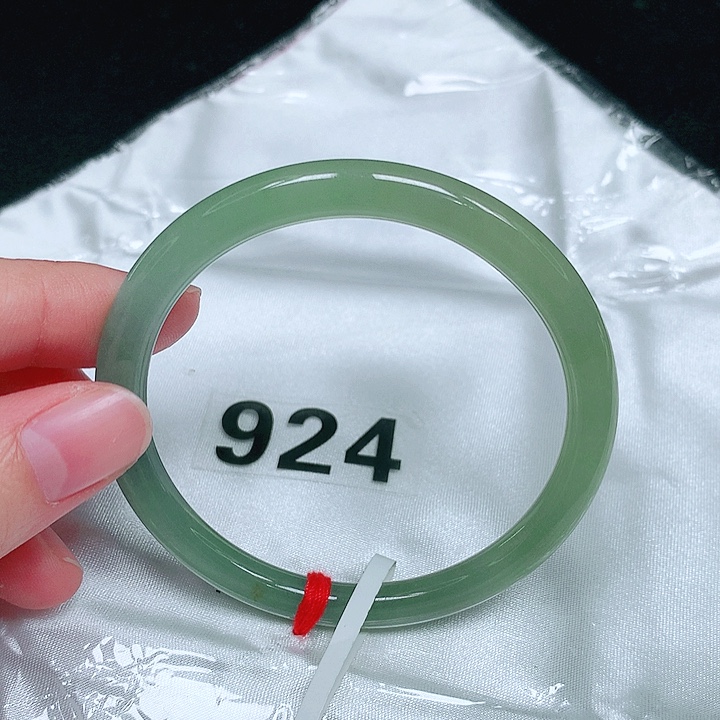 翡翠未镶嵌手镯（圆镯）