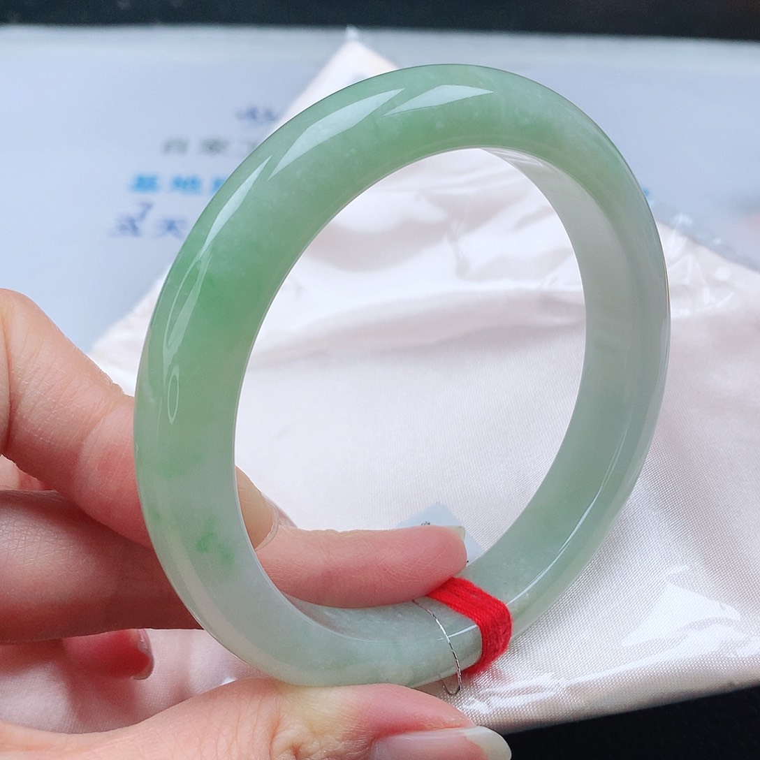 翡翠手镯未镶嵌64圈