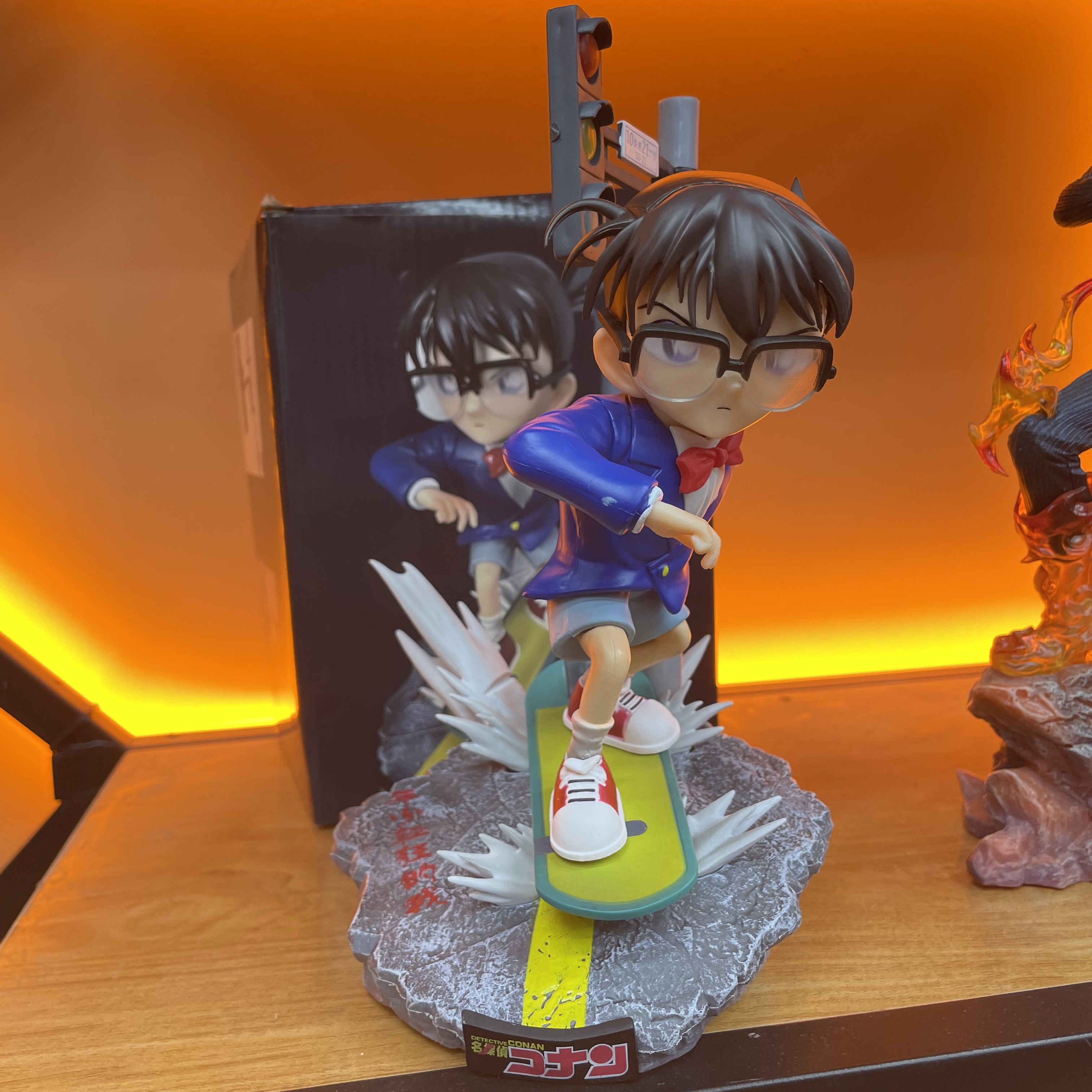 滑板柯南+礼盒+红路灯摆件手办