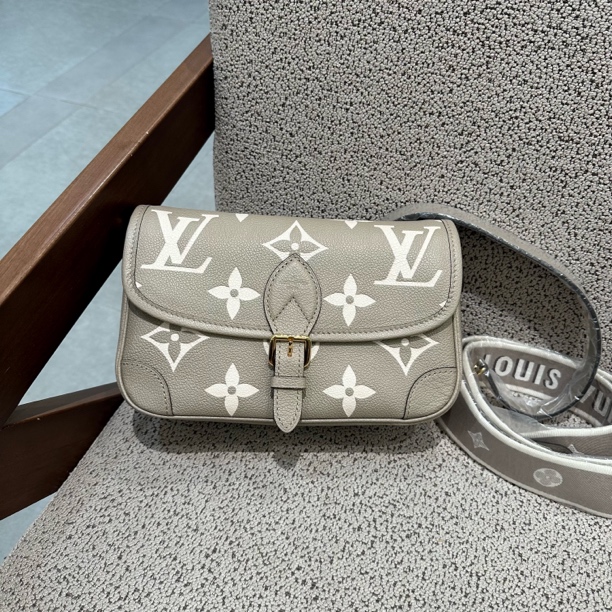 未使用 LouisVuitton/路易威登 欣LV全皮法棍邮差包 US59148