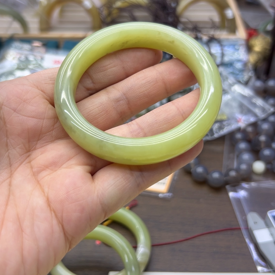 和田玉未镶嵌手镯55.4圈围794瑕