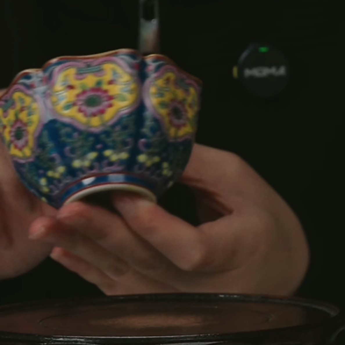 Y内松石绿釉外蓝地粉彩开窗花卉纹葵口杯