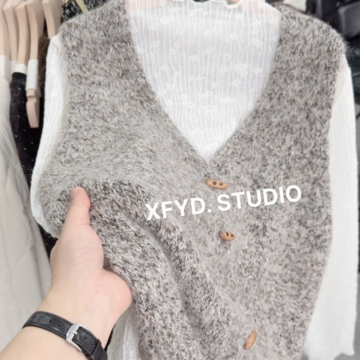 小朵家XFYD. ins穿搭#“花纱棕马甲”复古日系软糯巨百搭牛角扣马甲