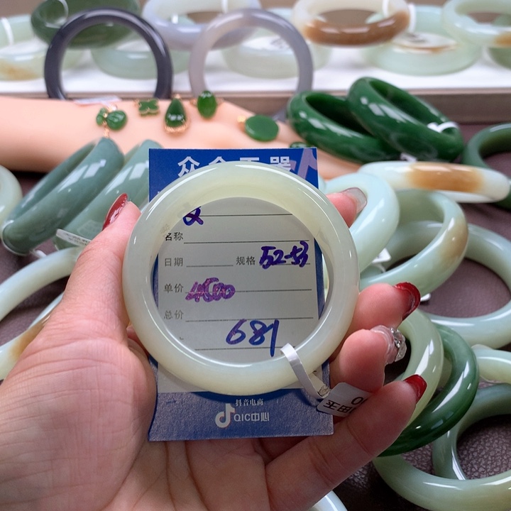 和田玉手镯未镶嵌文*