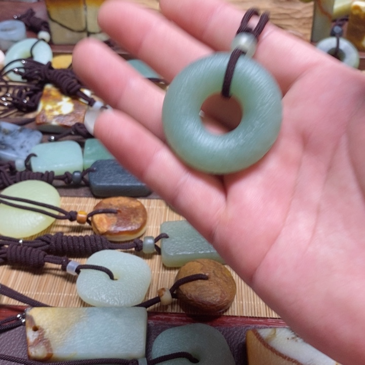 蛇纹石玉挂件未镶嵌