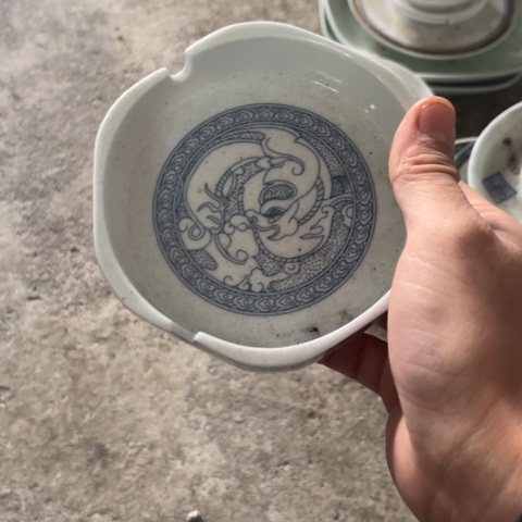 其他瓷烟灰缸一个