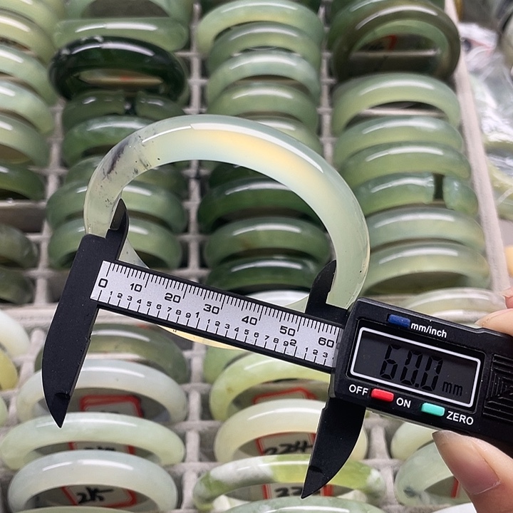 蛇纹石玉未镶嵌手镯211