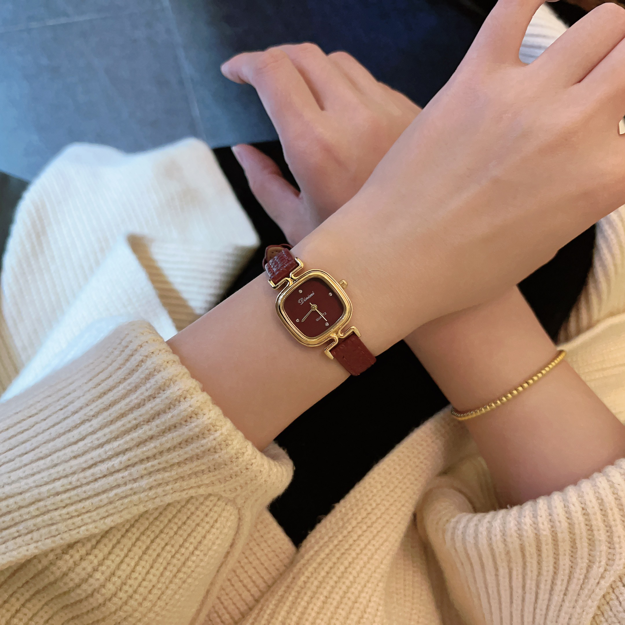 高颜值安哥拉红小方糖气质百搭精致时尚轻奢小众真皮防水女表方糖