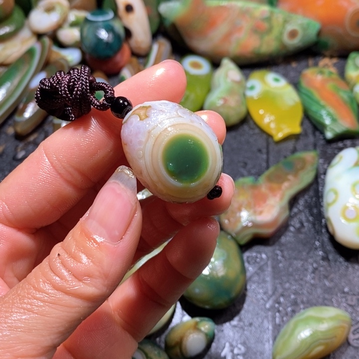 石英质玉颈饰未镶嵌小*五