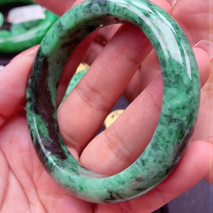 翡翠手镯未镶嵌翡翠