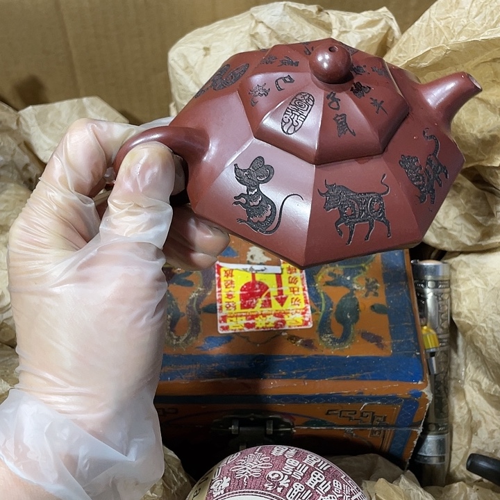 紫砂茶壶矿泥料，纯手工制作的一把紫砂壶。