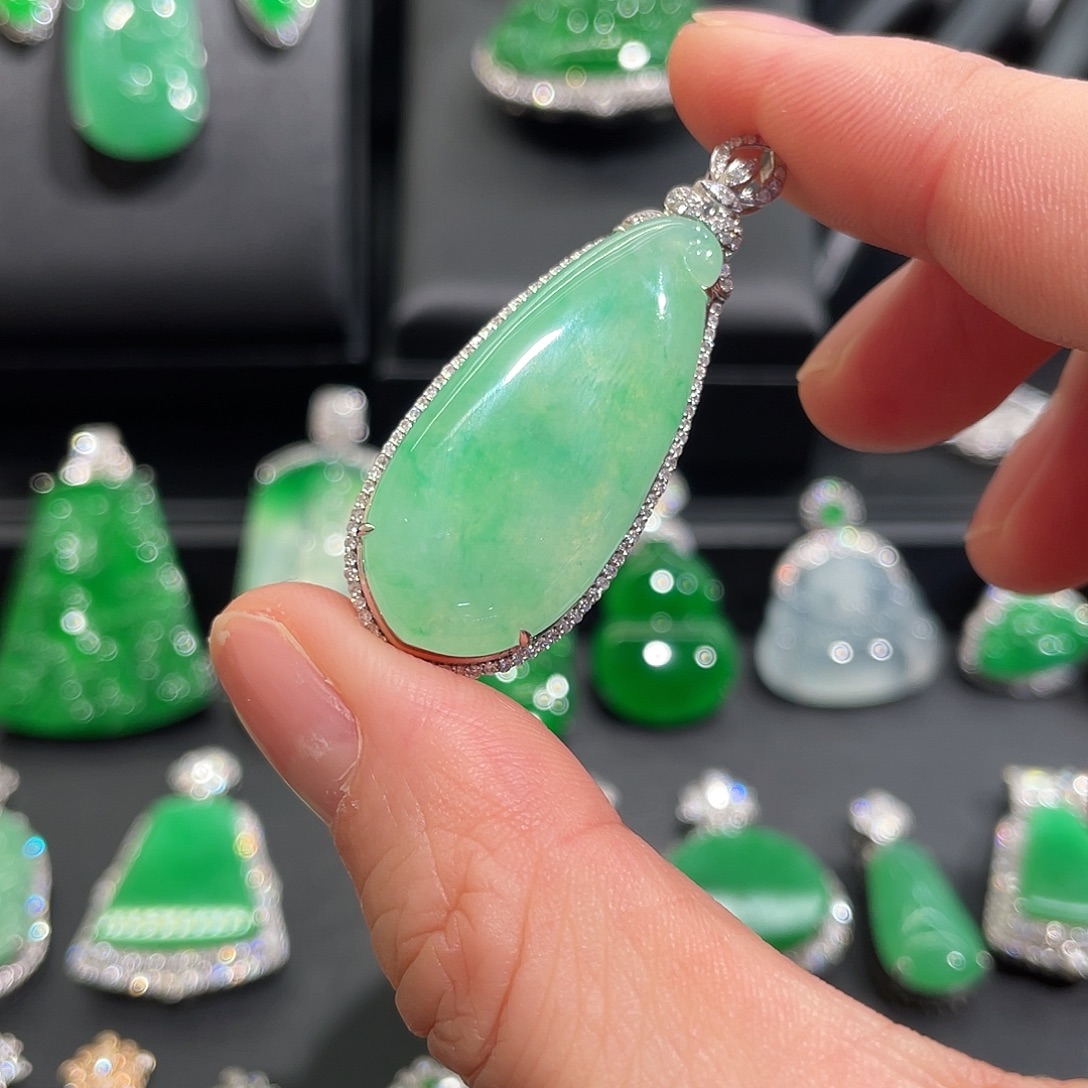 翡翠18K金镶嵌颈饰