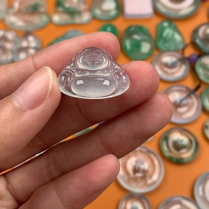 翡翠挂件未镶嵌…