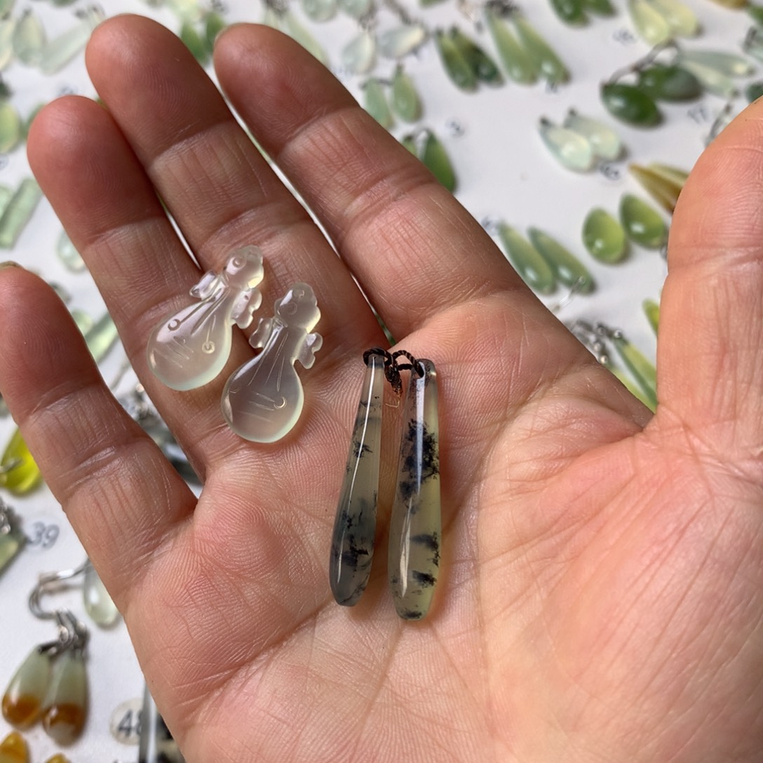 一***糕蛇纹石玉未镶嵌耳坠