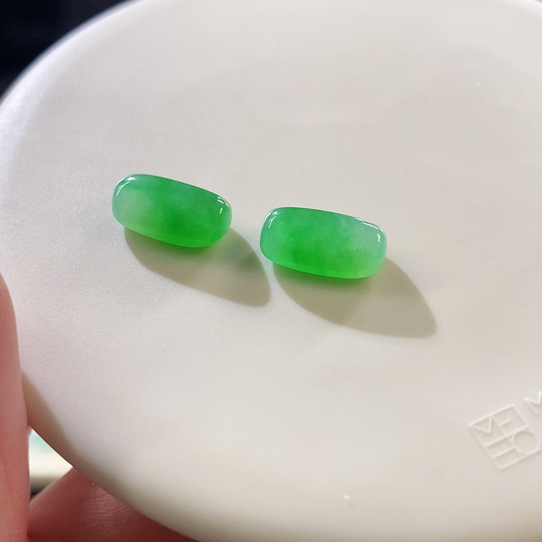 翡翠未镶嵌摆件一对随行