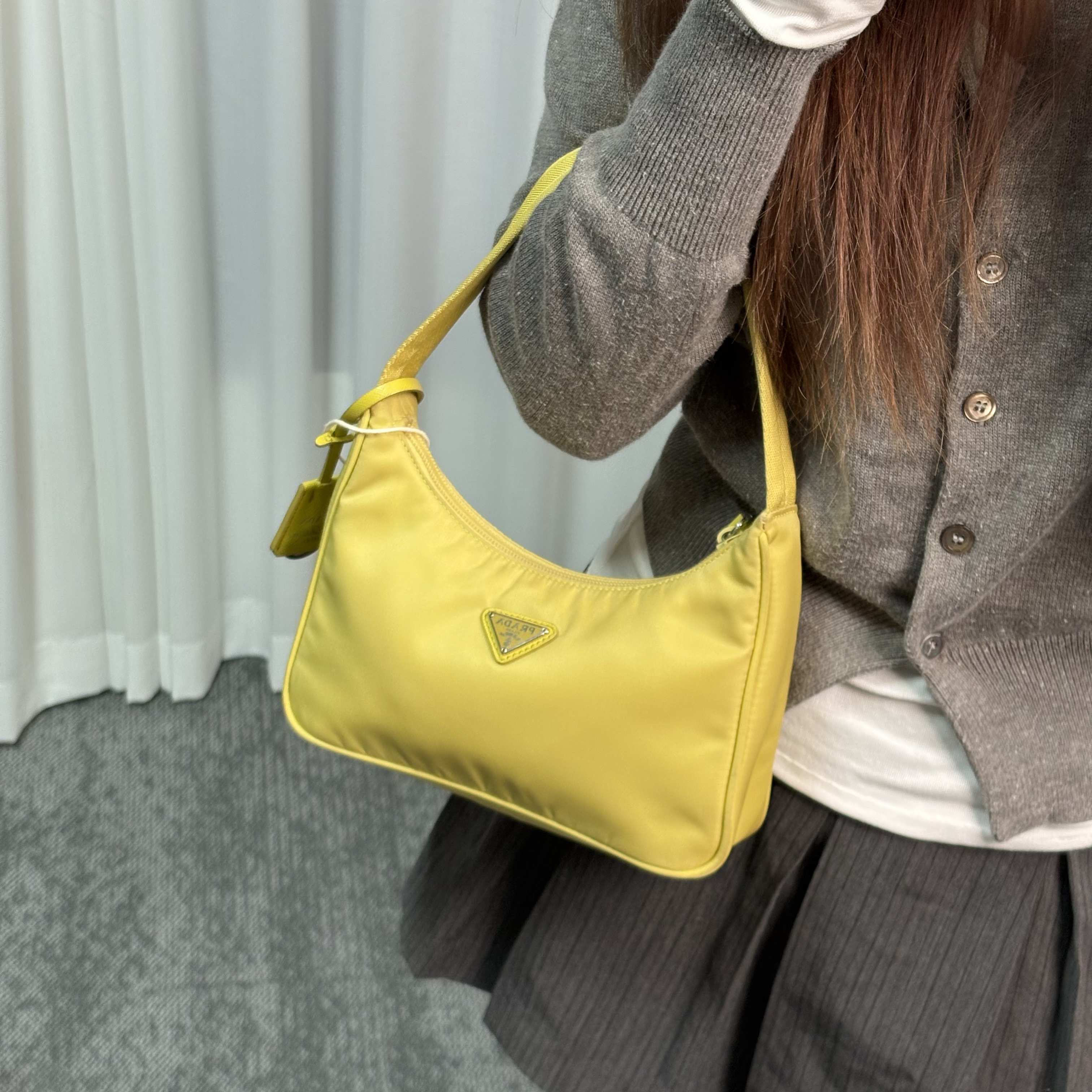 95新 Prada/普拉达 柠檬黄降落伞hobo单肩包myy