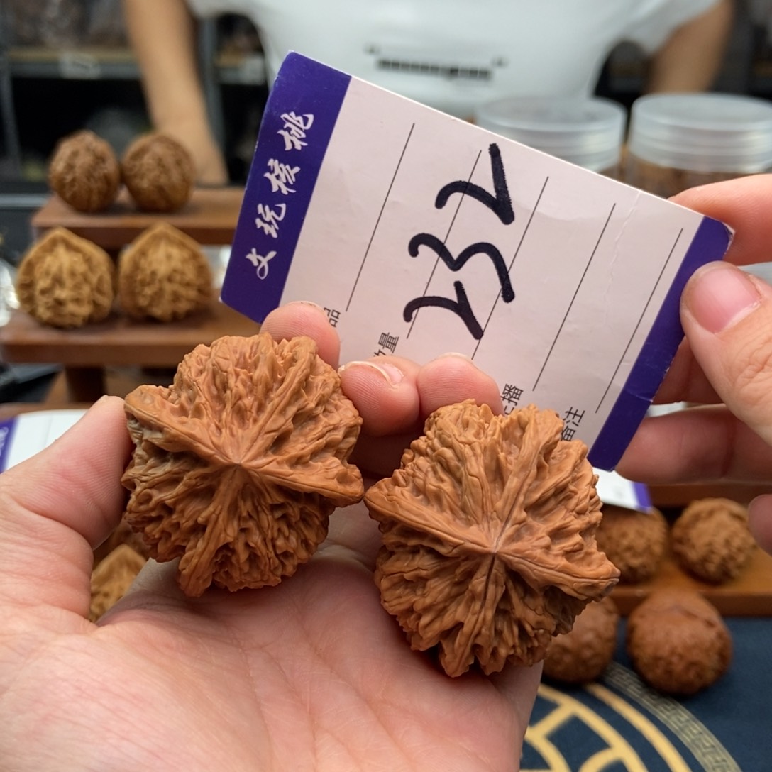 文玩核桃吊坠46四棱